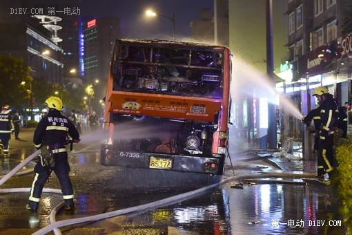杭州闹市区混合动力公交车起火燃烧 9名乘客受伤