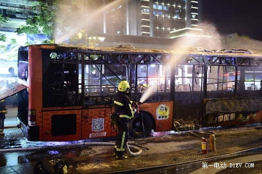 杭州鬧市區(qū)混合動(dòng)力公交車起火燃燒 9名乘客受傷