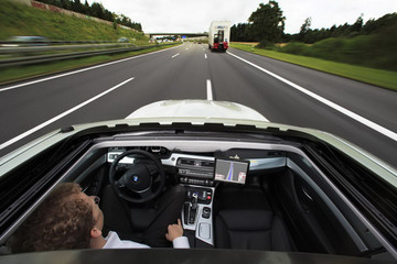 2020年将是自动驾驶元年 群雄竞逐智能汽车标准