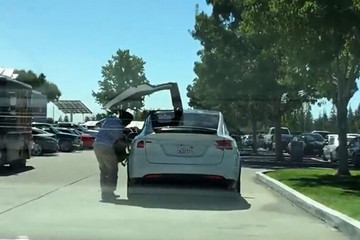 特斯拉Model X实车上路 炫酷鹰翼门主人玩不转