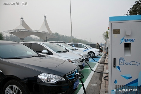 北京新能源汽车要“弯道超车” 北京市长王安顺视察北汽特来电充电站