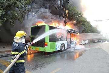 咸宁价值百万新能源公交自燃 点着路边变压器