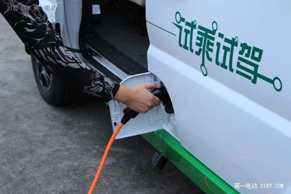 金网新能源发布首款运营纯电动物流车 续航达220km