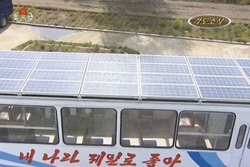 国际在线：朝鲜开发新能源公交车 车顶配备32块太阳能电池板