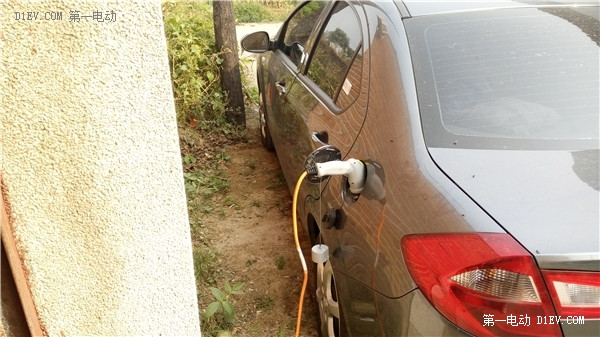 看江淮車主去密云不老屯鎮(zhèn)農(nóng)家樂，電動(dòng)汽車開得挺歡實(shí)