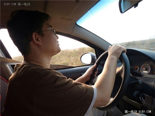 看江淮車主去密云不老屯鎮(zhèn)農(nóng)家樂，電動(dòng)汽車開得挺歡實(shí)
