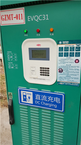 初雪的日子，開(kāi)比亞迪e6電動(dòng)車檢測(cè)一下低溫續(xù)航