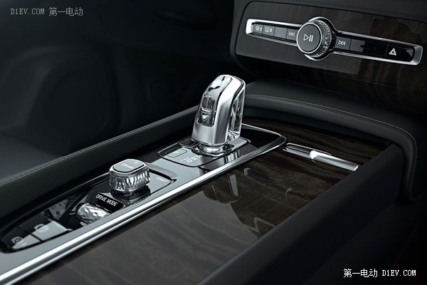 2015廣州車展 | 沃爾沃豪華插電式SUV XC90 T8上市 售109.8萬起