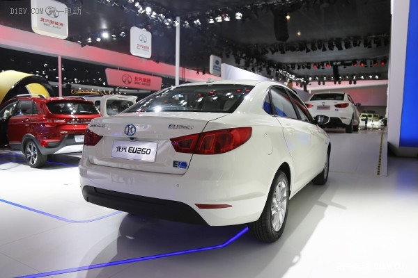 2015廣州車展 | 北汽新能源EU260首發(fā) 售25.49萬