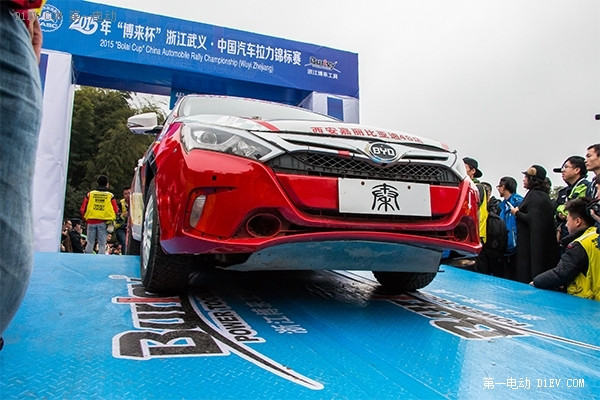 比亞迪秦挑戰(zhàn)泥濘短道賽 2015年CRC武義站第一日