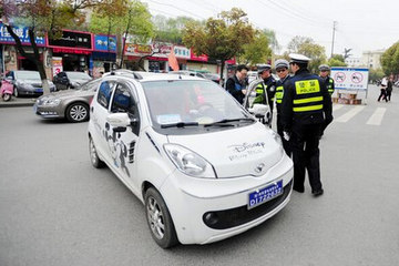 黄冈市整治低速电动车 无证驾驶最高罚至2千元