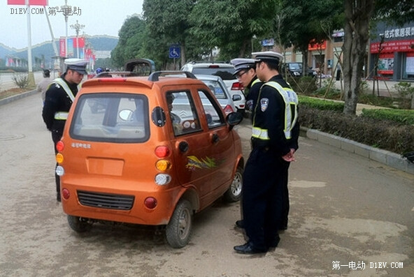 上路要小心了 多地已开展低速电动车整治行动