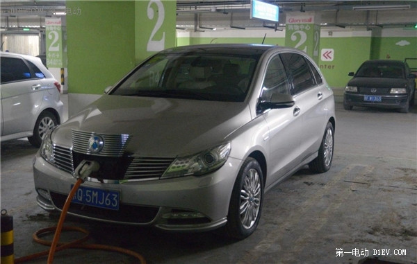 在數(shù)九寒天的北京，騰勢電動車的續(xù)航里程也許更厚道