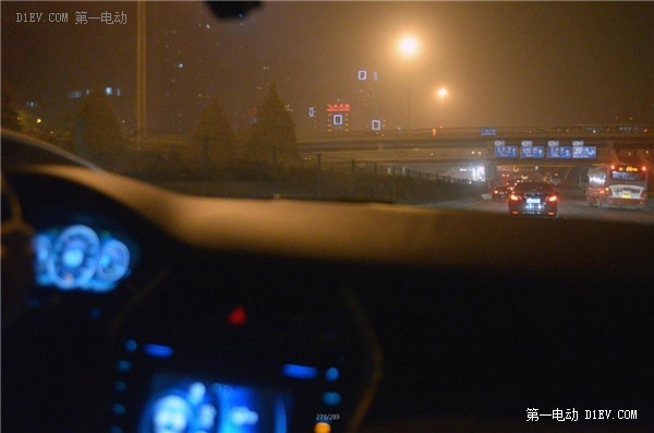 在數(shù)九寒天的北京，騰勢電動車的續(xù)航里程也許更厚道