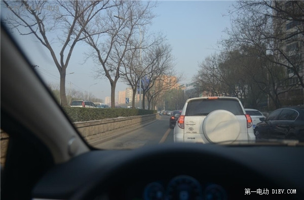在數(shù)九寒天的北京，騰勢電動車的續(xù)航里程也許更厚道