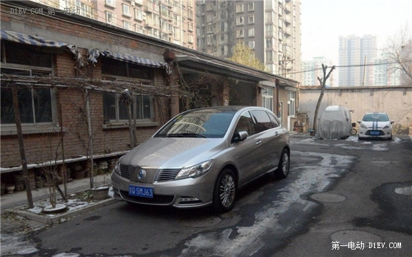 在數(shù)九寒天的北京，騰勢電動車的續(xù)航里程也許更厚道