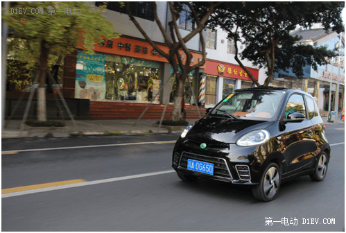 雙獎(jiǎng)在握，知豆閃耀新能源領(lǐng)袖峰會(huì)