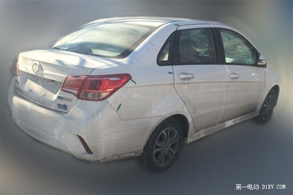 EV260續(xù)航更長 北汽新能源首款三廂車諜照曝光