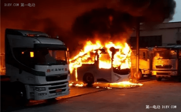 首辆“香港品牌”电动巴士自燃 初调查是电线短路引起火警