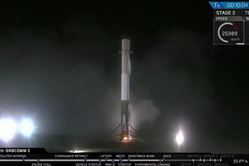 伊隆·馬斯克公司SpaceX成功回收獵鷹9號(hào)火箭 創(chuàng)造歷史