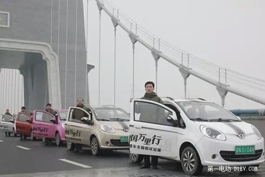 行進(jìn)中的萬里行車隊(duì)(1)