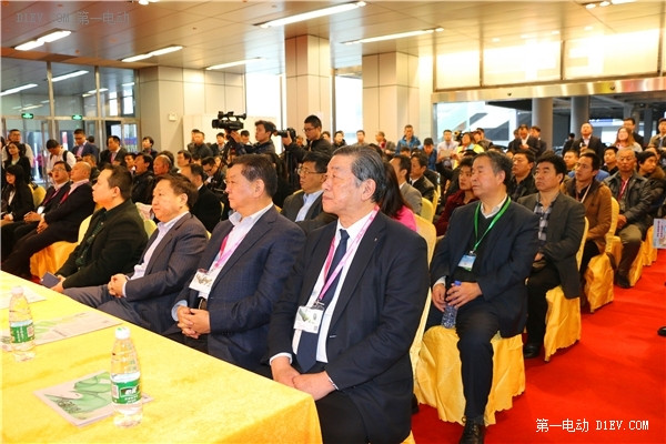 首屆全球新能源汽車大會(huì)（廣州）交易展開幕 全產(chǎn)業(yè)鏈齊亮劍