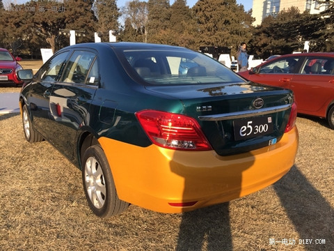 比亚迪e5电动车