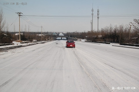 有实力才敢秀 雪中试驾雷丁小王子