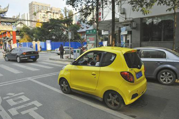 受寵 | 新能源汽車成都路邊占道臨?？上砬?小時免費