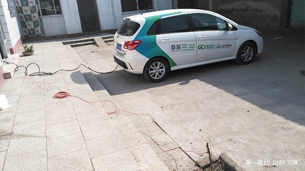 開北汽EV200回家過大年 自改家用線路只為充電