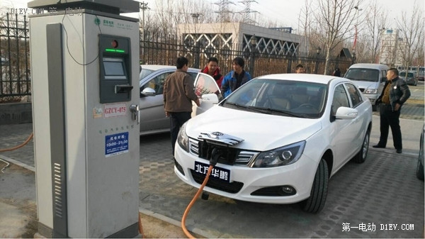 比亞迪e5新能源車進(jìn)京 華鵬集團(tuán)首批租賃訂單交付