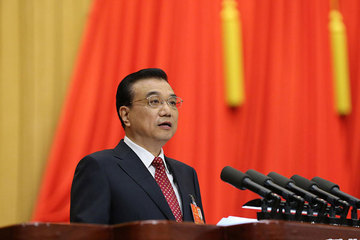 李克强：加快建设新能源汽车充电设施