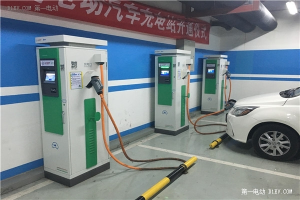 本想走南闖北卻寸步難行 大學(xué)生體驗(yàn)充電之殤
