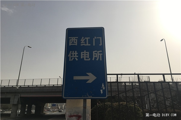 本想走南闖北卻寸步難行 大學(xué)生體驗(yàn)充電之殤