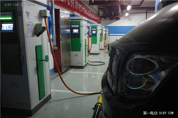 本想走南闖北卻寸步難行 大學(xué)生體驗(yàn)充電之殤