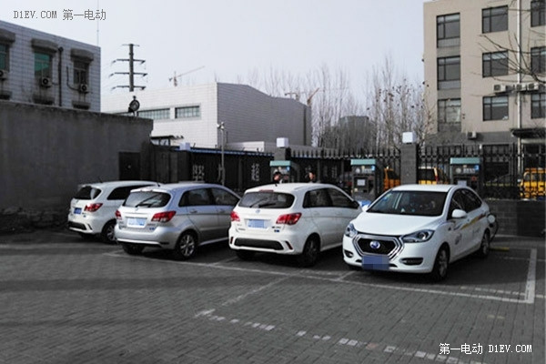 本想走南闖北卻寸步難行 大學(xué)生體驗(yàn)充電之殤