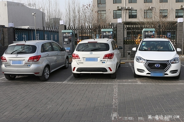 本想走南闖北卻寸步難行 大學(xué)生體驗(yàn)充電之殤