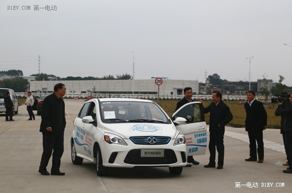 广州市长温国辉试驾北汽新能源EV160