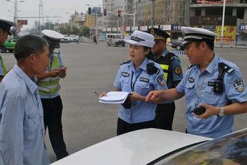 山东济宁开展交通百日整治行动  电动四轮车违规将被扣车