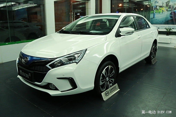 比亞迪秦EV300純電動汽車