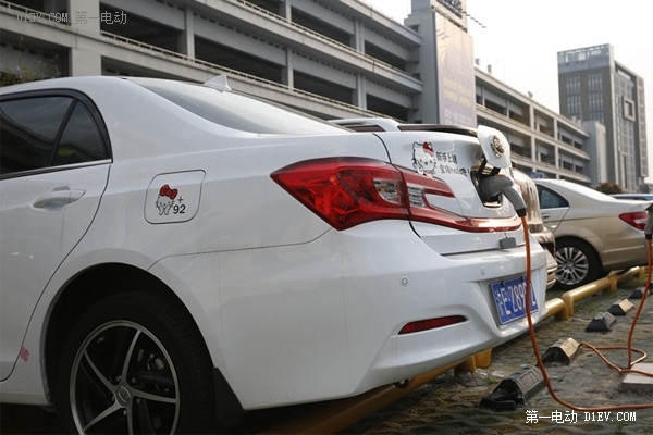 上海“十三五”充電規(guī)劃將出爐 2020年將建充電樁超21萬(wàn)個(gè)