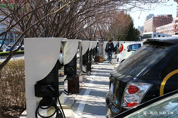 EV POWER依威能源集团北京中关村户外大型充电站启动