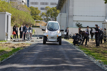 日本科研党研究边开车边充电，虽然车速只有10km/h