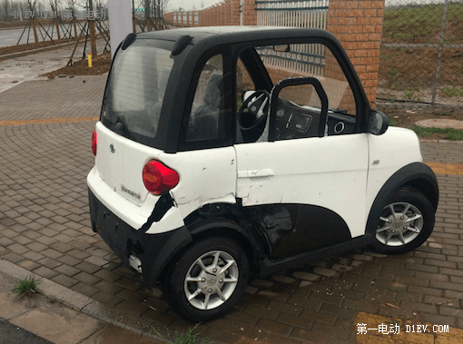 微型電動(dòng)車不經(jīng)撞？本田雅閣撞了嘉遠(yuǎn)靈族，現(xiàn)場(chǎng)竟然是這樣……