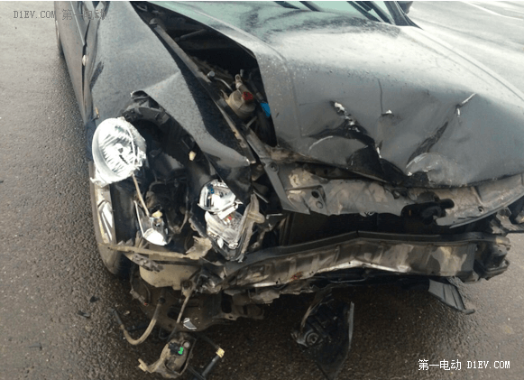 微型電動(dòng)車不經(jīng)撞？本田雅閣撞了嘉遠(yuǎn)靈族，現(xiàn)場(chǎng)竟然是這樣……