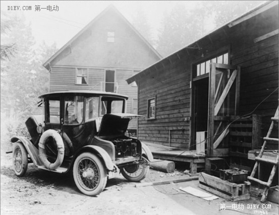 百年前正在充电的电动汽车