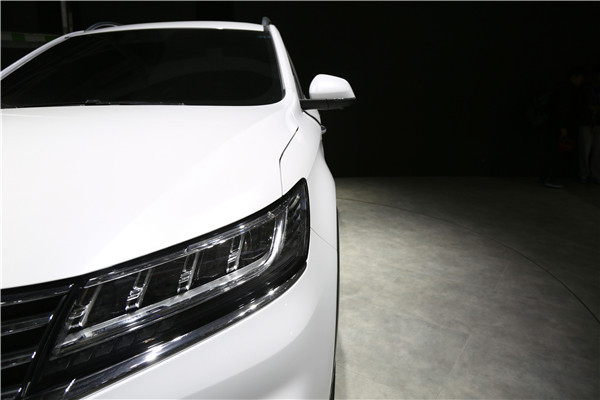 2016北京車展探館 上汽榮威展位的“臺(tái)上明星”榮威eRX5