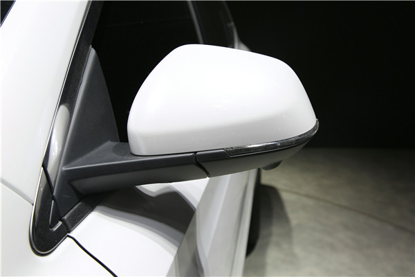 2016北京車展探館 上汽榮威展位的“臺(tái)上明星”榮威eRX5