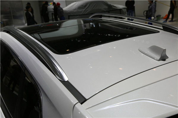 2016北京車展探館 上汽榮威展位的“臺(tái)上明星”榮威eRX5