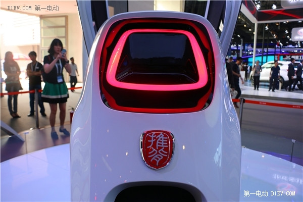 汽車通常有四個(gè)輪子，這個(gè)概念要被凌云智能兩輪電動(dòng)汽車徹底顛覆